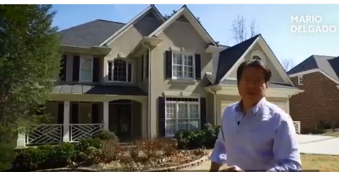 Mario Delgado frente a la presunta casa de Ricardo Anaya en Atlanta.