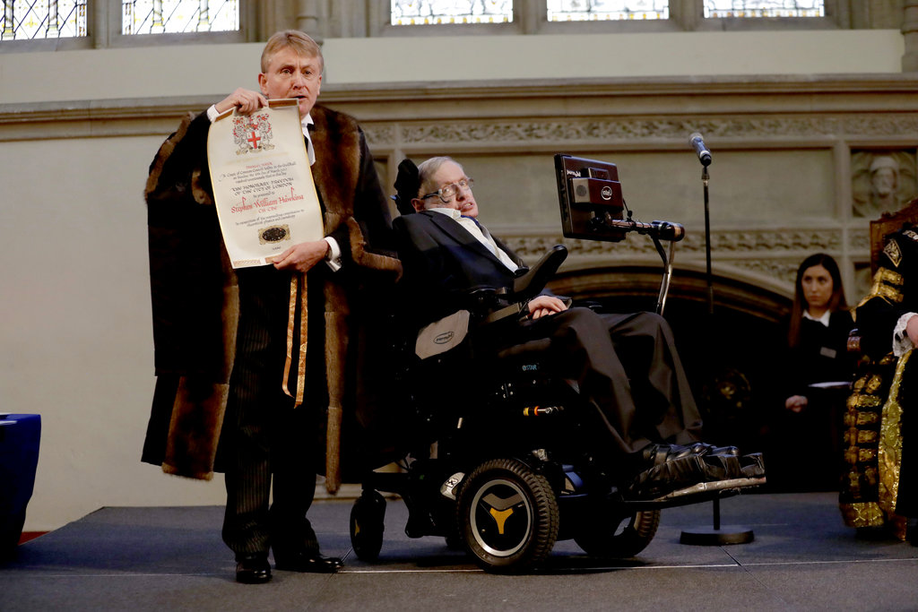 El 6 de marzo de 2017, Hawking recibió los Honores de la Libertad de Londres.