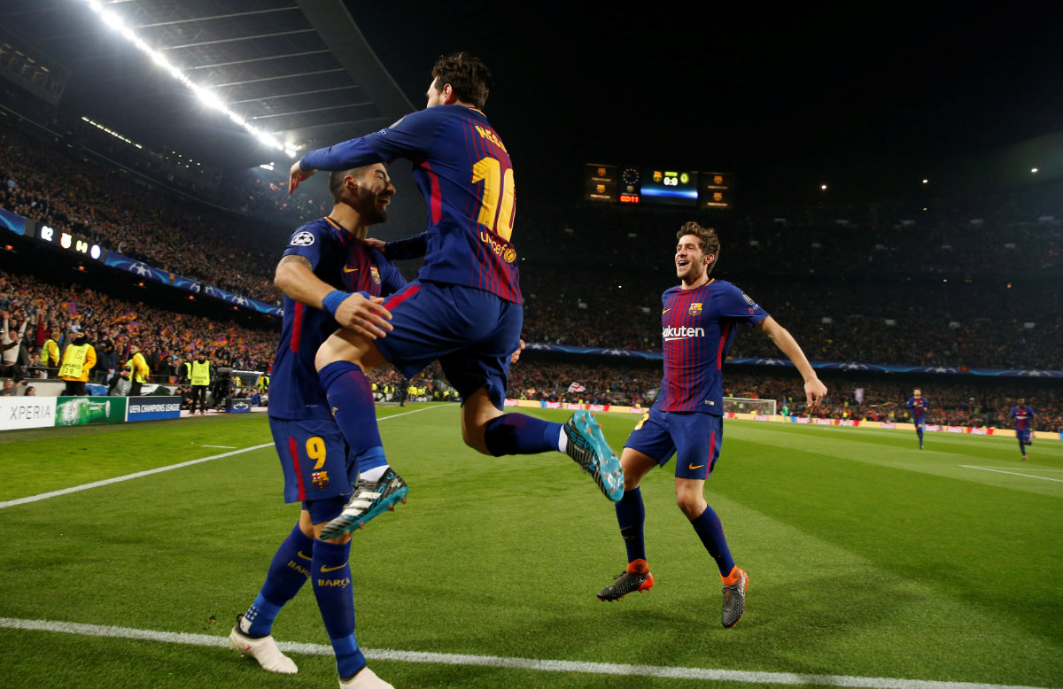 Messi festeja tras abrir el marcador con Suárez