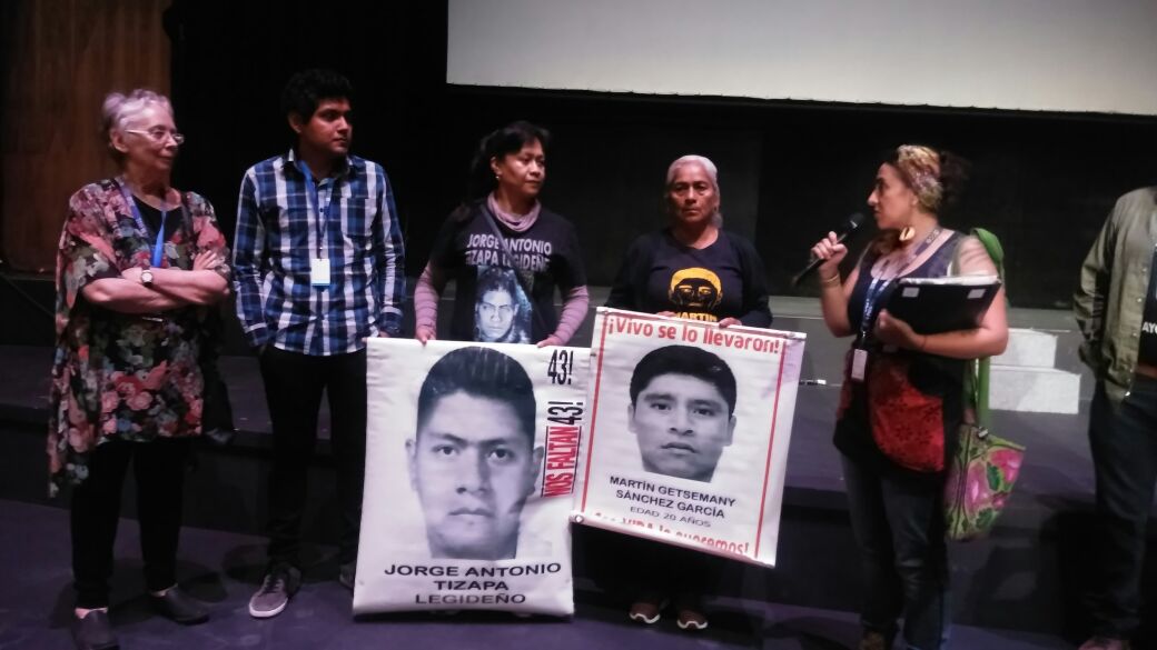 Los realizadores, las madres y Alejandro, uno de los estudiantes sobrevivientes, estuvieron presentes durante la proyección del documental. 