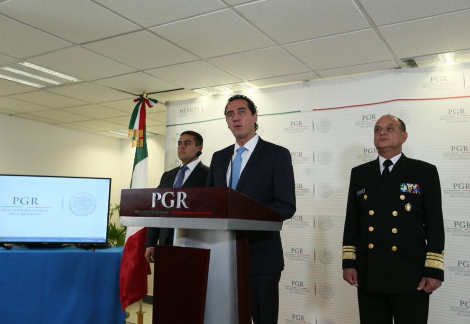 Alberto Elías Beltrán encabezó la conferencia de prensa en la que se dieron detalles sobre la banda que secuestró y mató a dos agentes de la SEIDO.