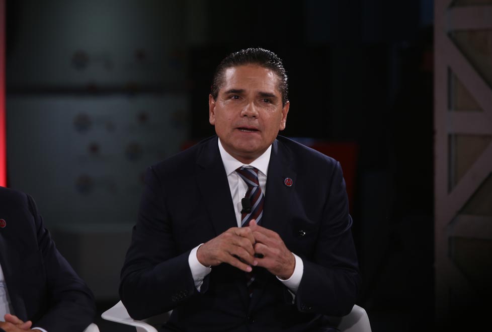 El gobernador en su participación en Notivox Foros.