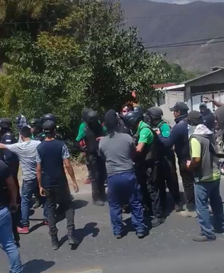Los habitantes de la zona, usaron las sirenas de la patrulla y lanzaron pirotecnia para llamar a la protesta.