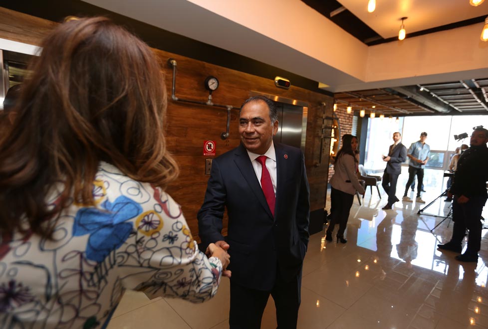 Héctor Astudillo a su llegada al foro.