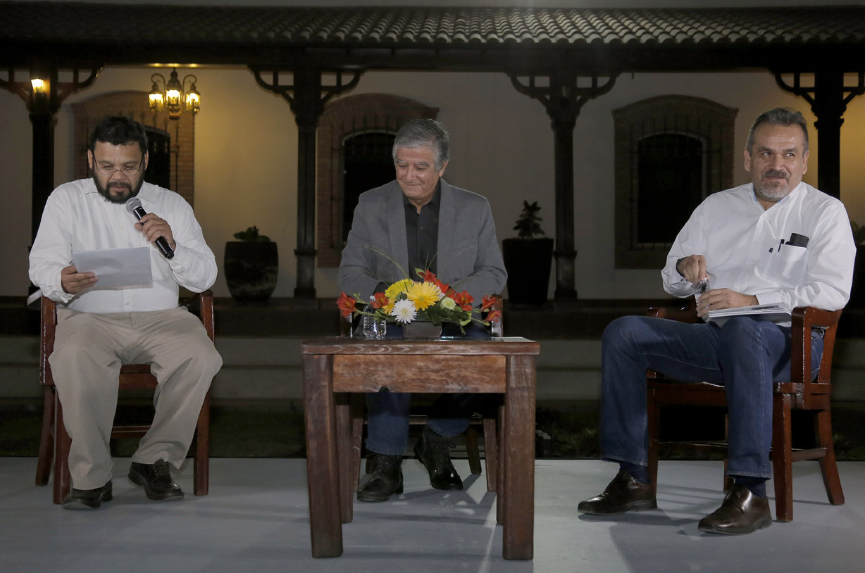 Héctor Esparza y Jaime Muñoz presentaron el libro 'Oasis, visiones en fotografía'.