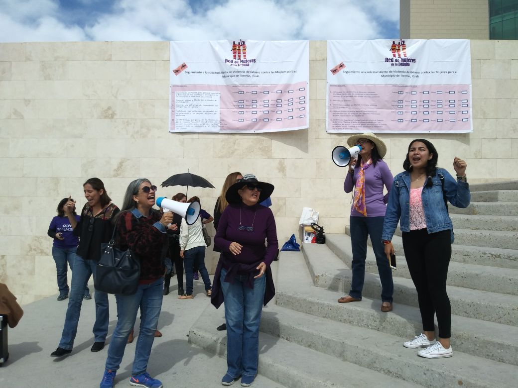 La manifestación la realizaron afuera de la presidencia de Torreón. 