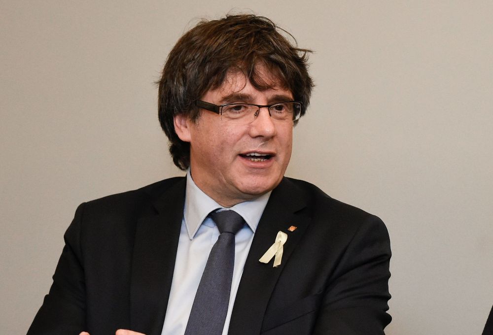 El ex presidente regional de Cataluña, Carles Puigdemont, podría ser detenido durante su viaje a Suiza.