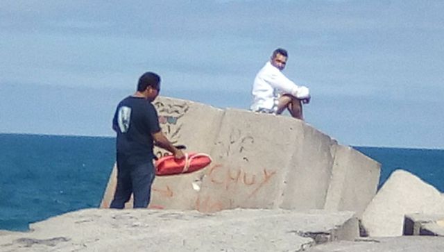 Salvavidas intentan calmar al turista.