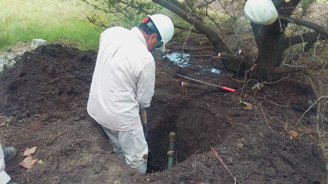 Trabajadores del área de Seguridad Física de Pemex laboraron en la clausura de la toma clandestina que provocó un derrame de gasolina.