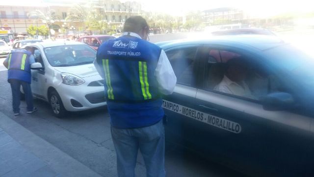 Transporte revisa que la documentación este en regla.