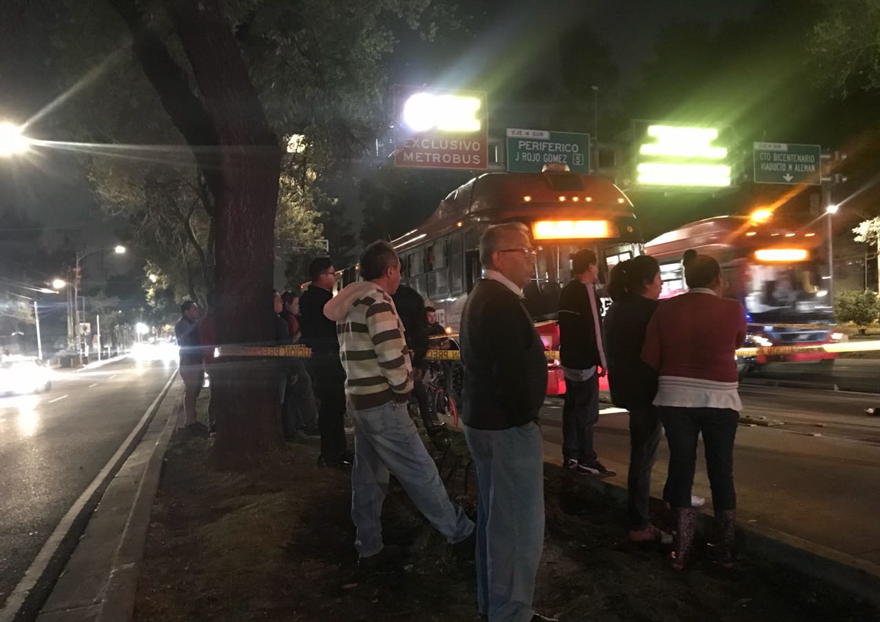 La víctima quiso cruzar la avenida por una zona oscura entre la estaciones La Viga y Coyuya, cuando fue embestido por el Metrobús.