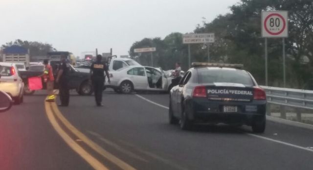 Choque interrumpe vialidad en el libramiento de Tampico.