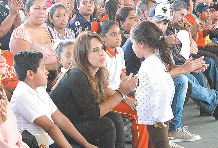 Clara Luz Flores Carrales acudió a la entrega de beneficios. 