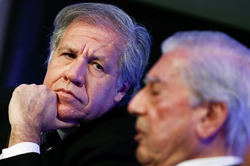 El escritor Mario Vargas Llosa y el secretario general de la OEA, Luis Almagro, durante el coloquio sobre la situación en Venezuela.