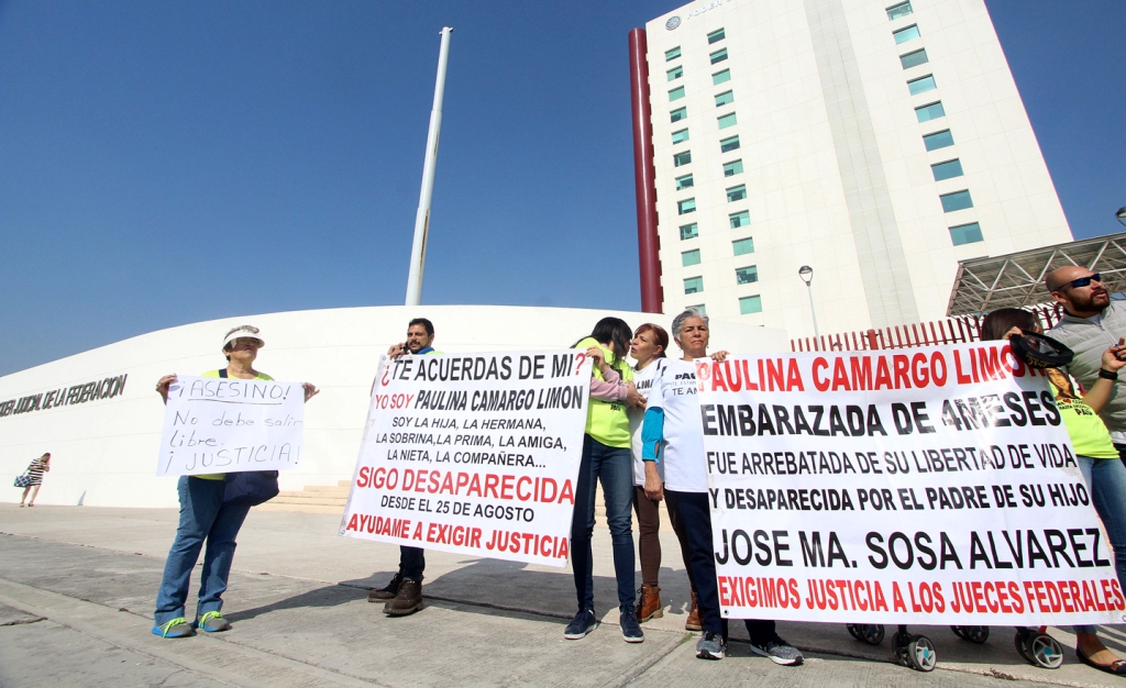 Familiares de Paulina Camargo se manifestaron en las afueras del edifcio del Poder Judicial de la Federación.