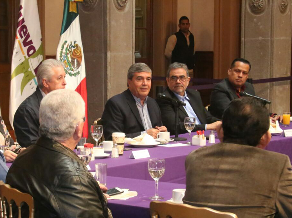 El gobernador interino, Manuel González, en una reunión con líderes sindicales en Palacio de Gobierno