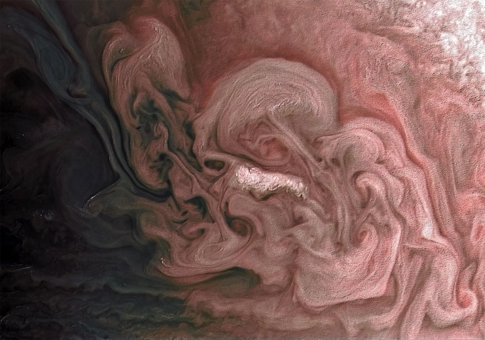 La sonda espacial 'Juno' captó una colorida tormenta en el norte de Júpiter.