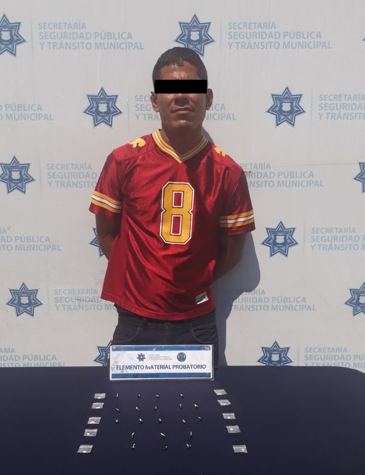 El sujeto aprehendido contaba con 20 dósis de heroína y 10 de cocaína.