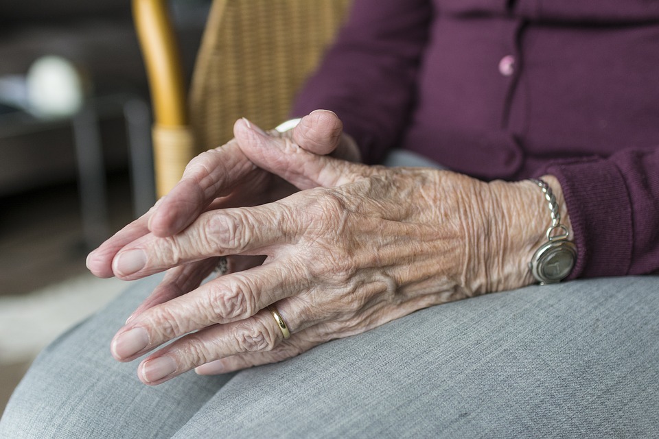 El Alzheimer no se desencadena durante la vejez de las personas.