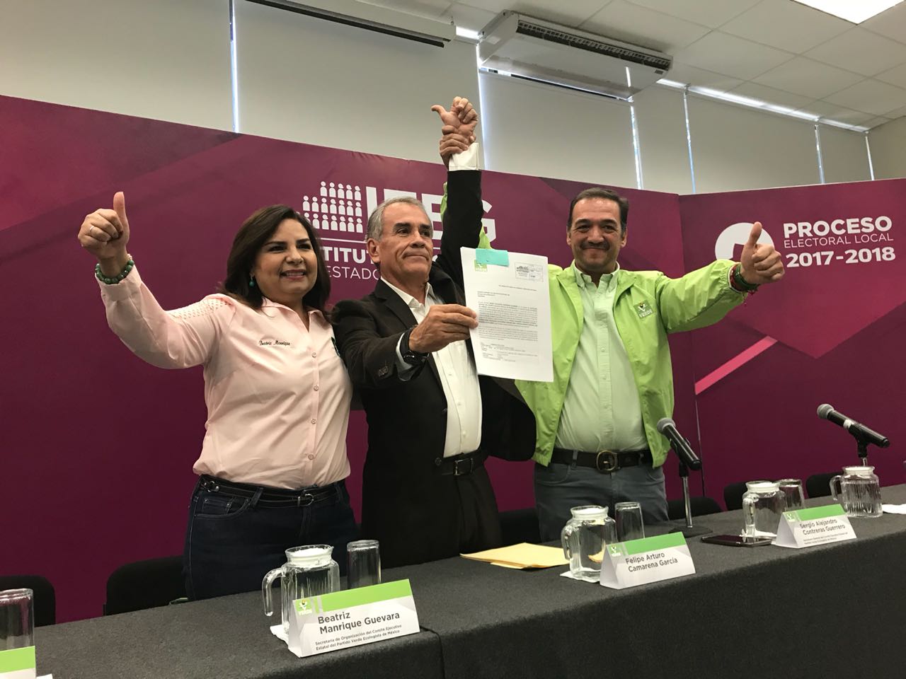 Felipe Camarena se registra por la gubernatura del estado.