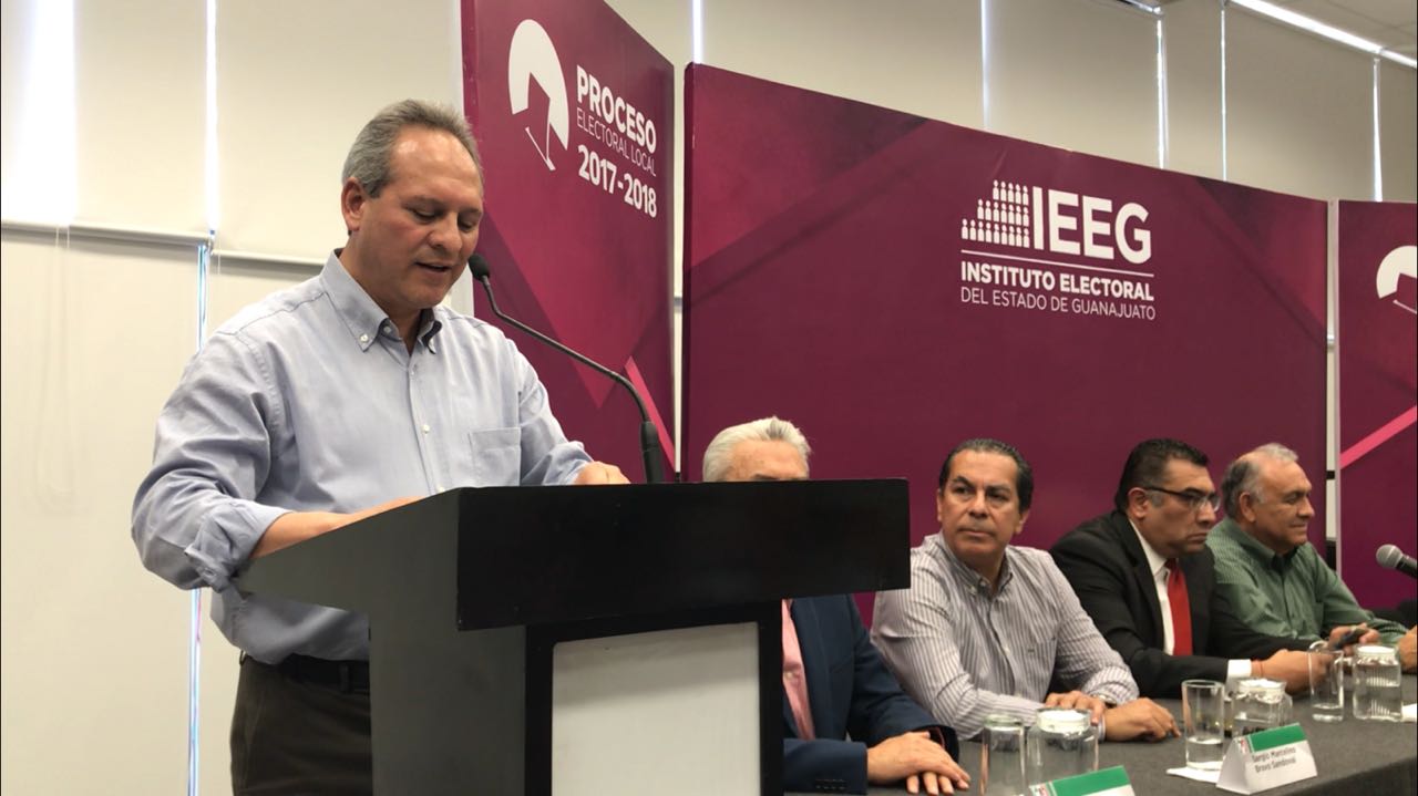 Gerardo Sánchez se registró ante el IEEG. 