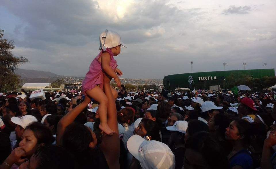 Algunos niños asistentes tuvieron que ser atendidos porque también sufrieron golpes de calor.