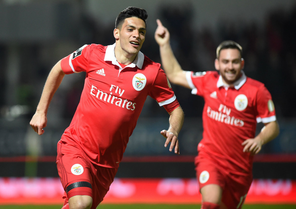 Raúl Jiménez marcó gol en la victoria del Benfica