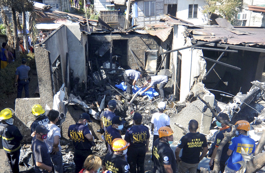 Según testigos, el aparato golpeó un árbol y un poste eléctrico antes de impactar contra el inmueble.