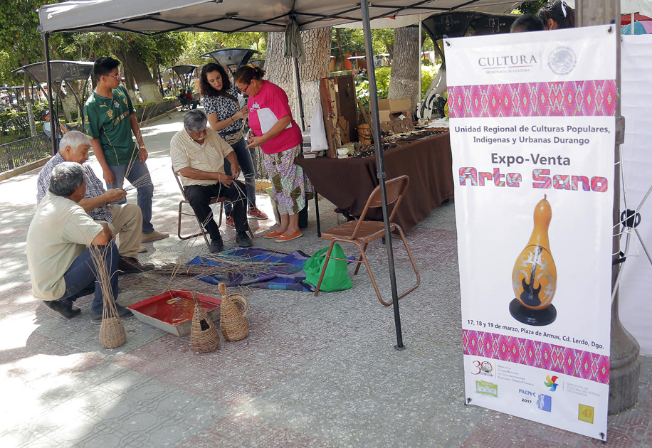 Además de la venta de artesanías, se pueden encontrar cursos para realizar cestos y canastas.