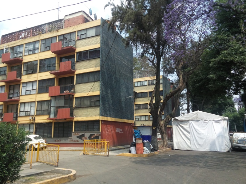 En la calle Álvaro Gálvez y Fuentes, una carpa blanca de no más de 15 metros cuadrados sirve como comedor.