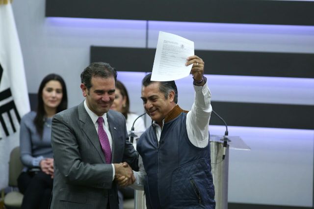 'El Bronco' solicita ante el INE registro como candidato.