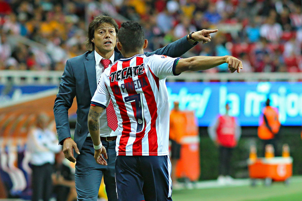 Matías Almeyda da indicaciones a Orbelín Pineda