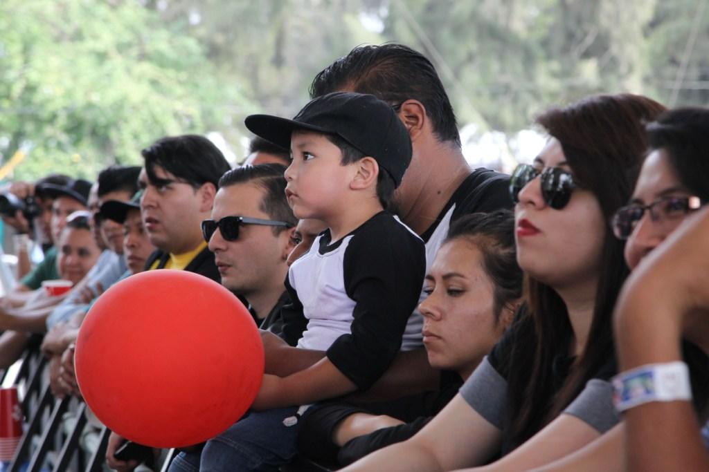 Desde el mediodía, los asistentes al Vive Latino llegaron temprano para ver hasta adelante a sus bandas favoritas.