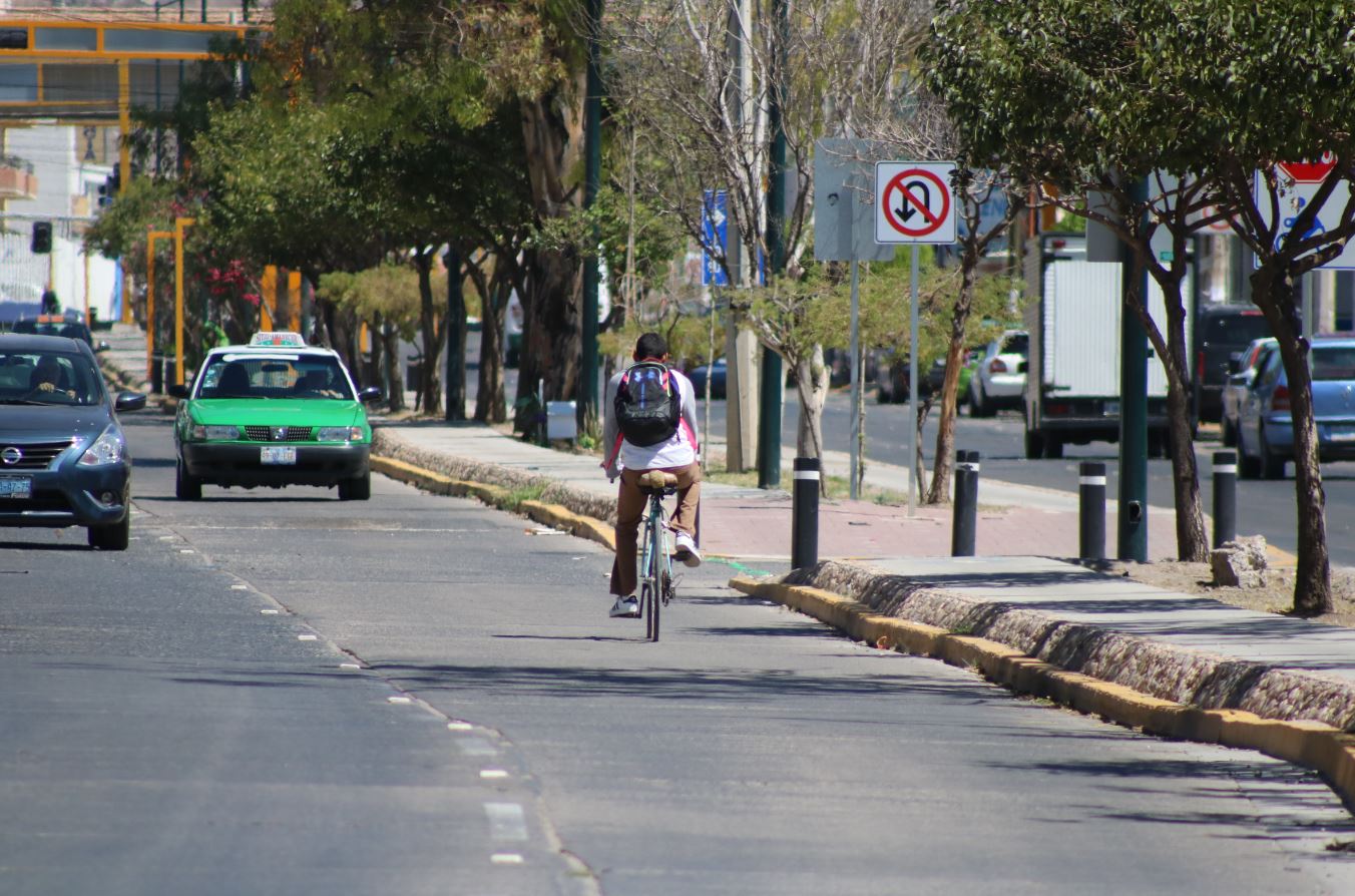 En algunos puntos de la ciudad los ciclistas arriesgan su vida haciendo uso del arroyo vehicular