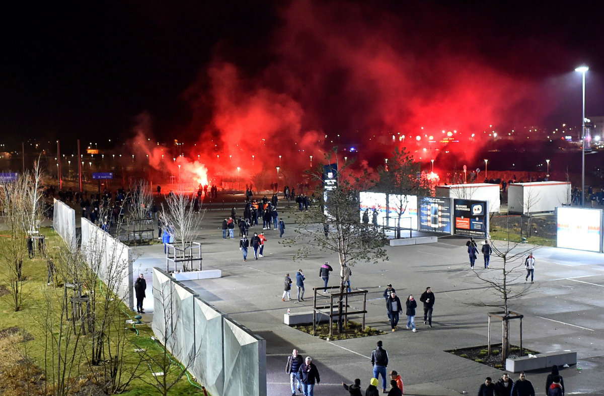 Aficionados del Lyon hacen disturbios previo al duelo contra el CSKA Moscú