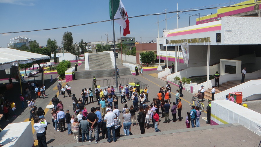 Aspecto del simulacro en la explanada municipal. 