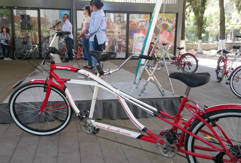 La bicicleta es para dos personas, en la parte de adelante va un guía y la persona con discapacidad visual va en la parte de atrás. 
