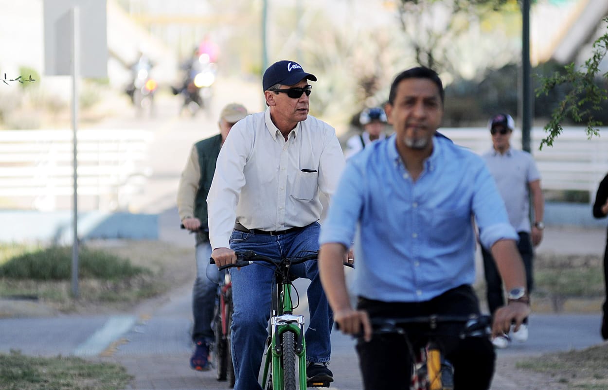 Héctor López Santillana, realizó un recorrido en bicicleta
