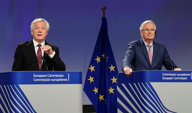 El jefe negociador de la Unión Europea Michel Barnier (d), y el ministro para la salida del Reino Unido de la UE, David Davis.