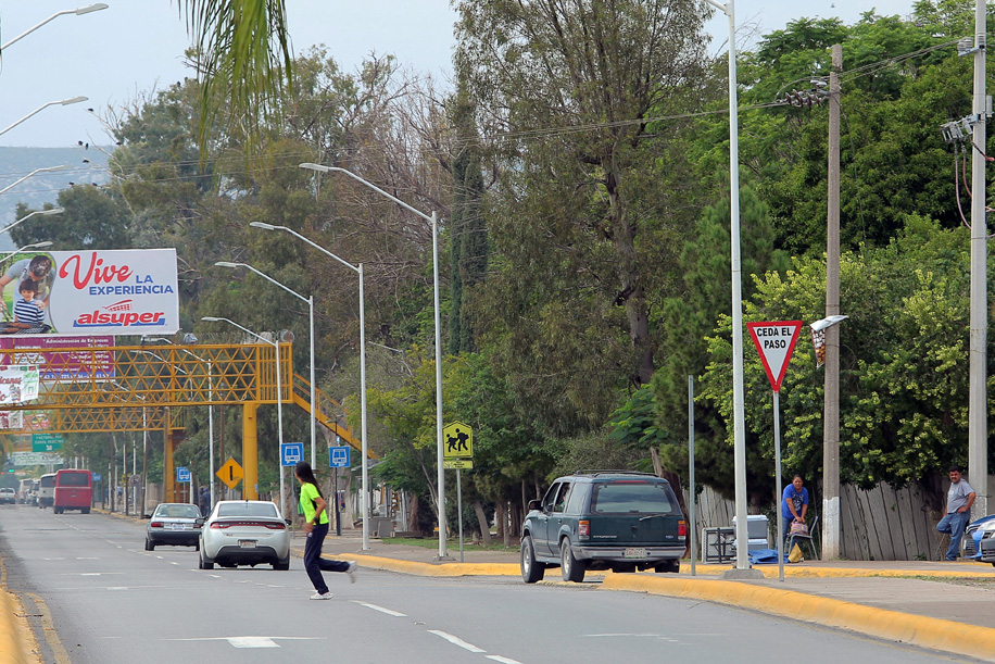 Organizaciones civiles aseguraron que seguirán con la instalación de mantas por la ciudad en contra del posible endeudamiento.