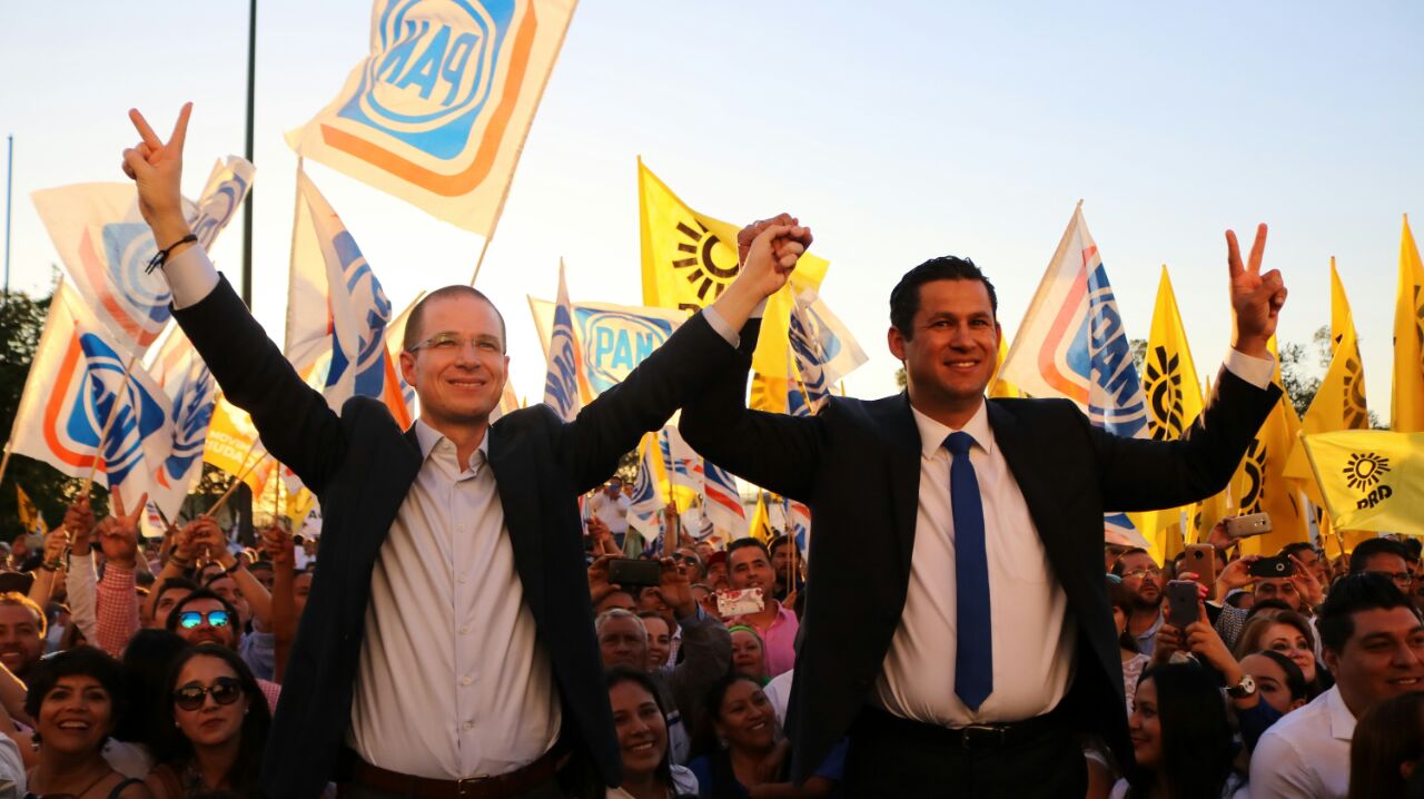 Ricardo Anaya y Diego Sinhue en el registro ante el IEEG. 