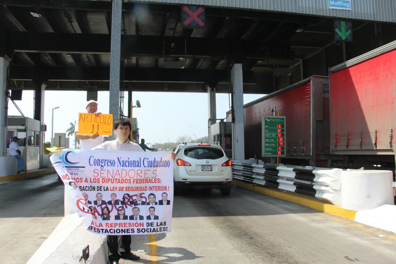 Se manifiestan en Puente Tampico.