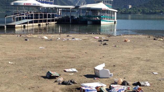El lugar turístico que atrae a miles de personas fue repleto de basura.