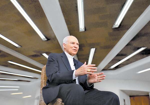 Carlos Aguiar Retes prometió “tolerancia cero” contra pederastia y anunció que saneará las finanzas.