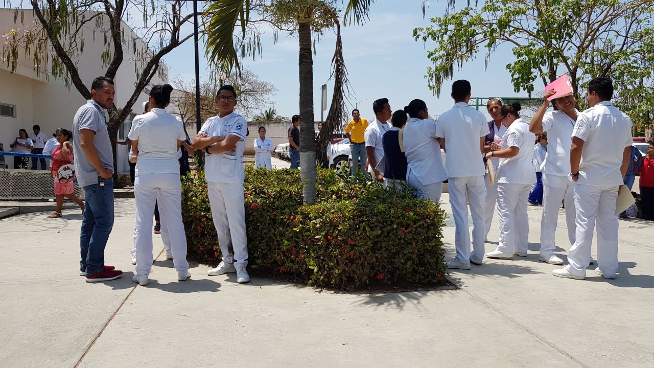En Cintalapa y Juquipilas, zonas donde los sismos de septiembre dejaron daños importantes, los ciudadanos también evacuaron sus domicilios y zonas de 