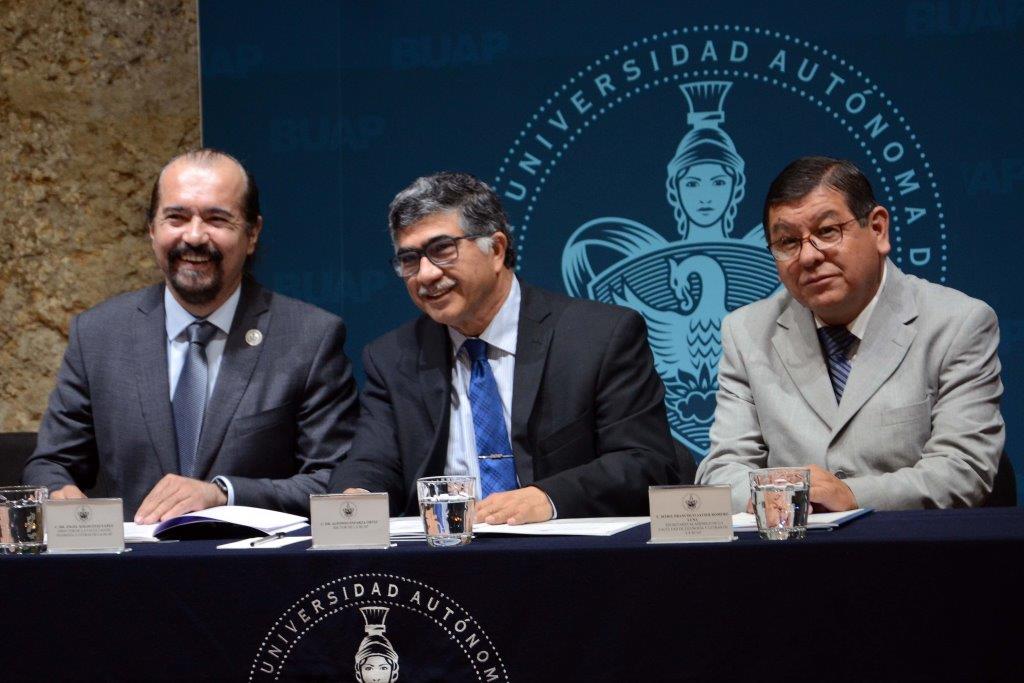 Segundo Informe de Labores del director de la Facultad de Filosofía y Letras, Ángel Xolocotzi Yáñez. 