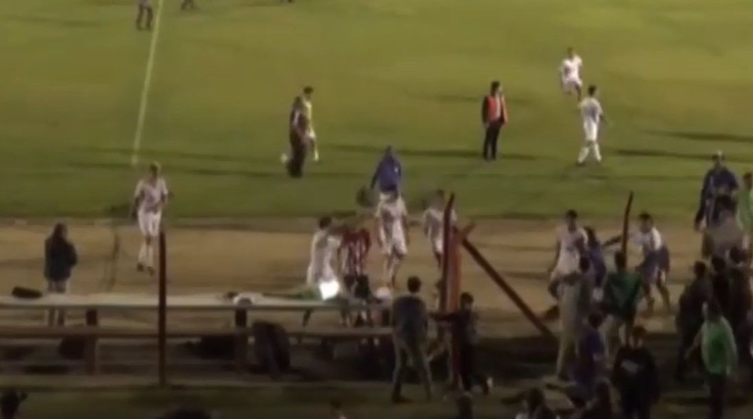Jugador lanza laptop en trifulca