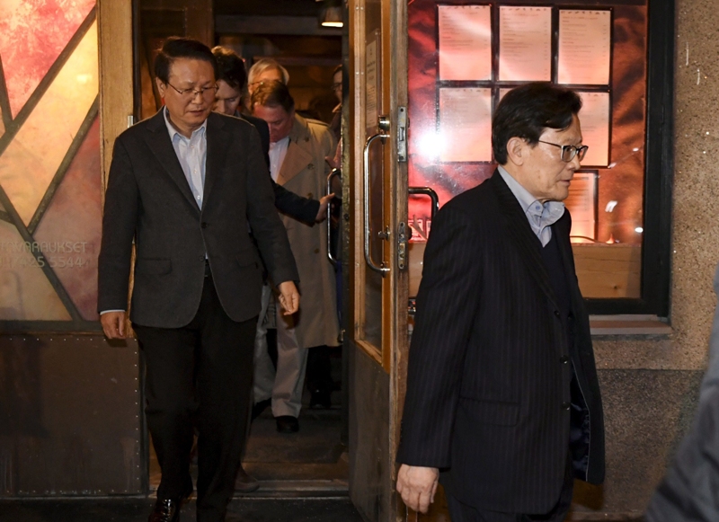 Los miembros de la delegación de Corea del Norte dejan el restaurante Saaga en HelsinkI.