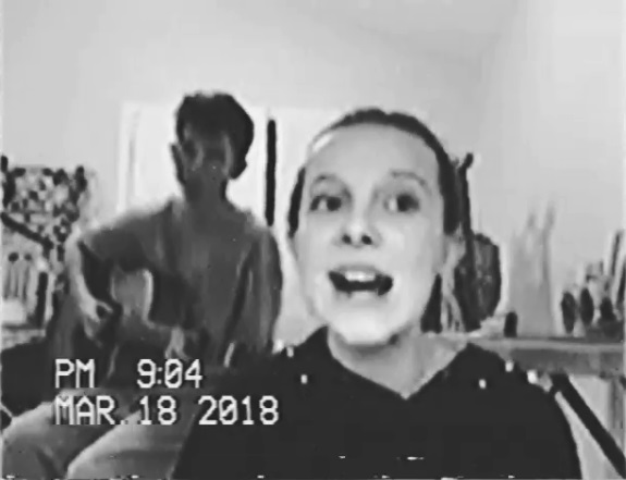 Millie Bobby Brown y su novio, se grabaron cantando y luego ella compartió el video en Instagram. Hasta el momento, la canción cuenta con más de 6 mil