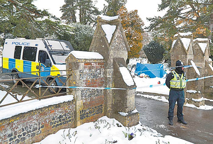 La policía de Salisbury (sur de Inglaterra) busca pistas sobre la agresión.